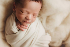 新生儿摄影家庭摄影技巧 Twig & Olive Photography – Newborn – Crisscross Wrap with Toes Out