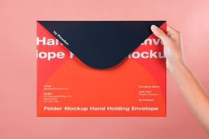 手持信封快递纸袋包裹设计提案展示样机模板 Hand Holding Large Psd Envelope Mockup