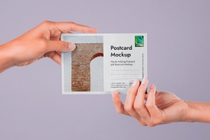 双手持明信片卡片品牌VI设计贴图展示样机模板 Hand Holding Psd Postal Card Mockup 2