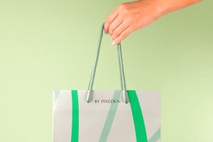 手持购物袋纸袋品牌包装设计贴图展示样机模板 Hand Holding Paper Bag Psd Mockup